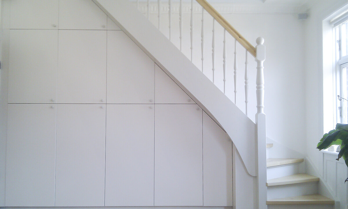 Hvid reol i stue