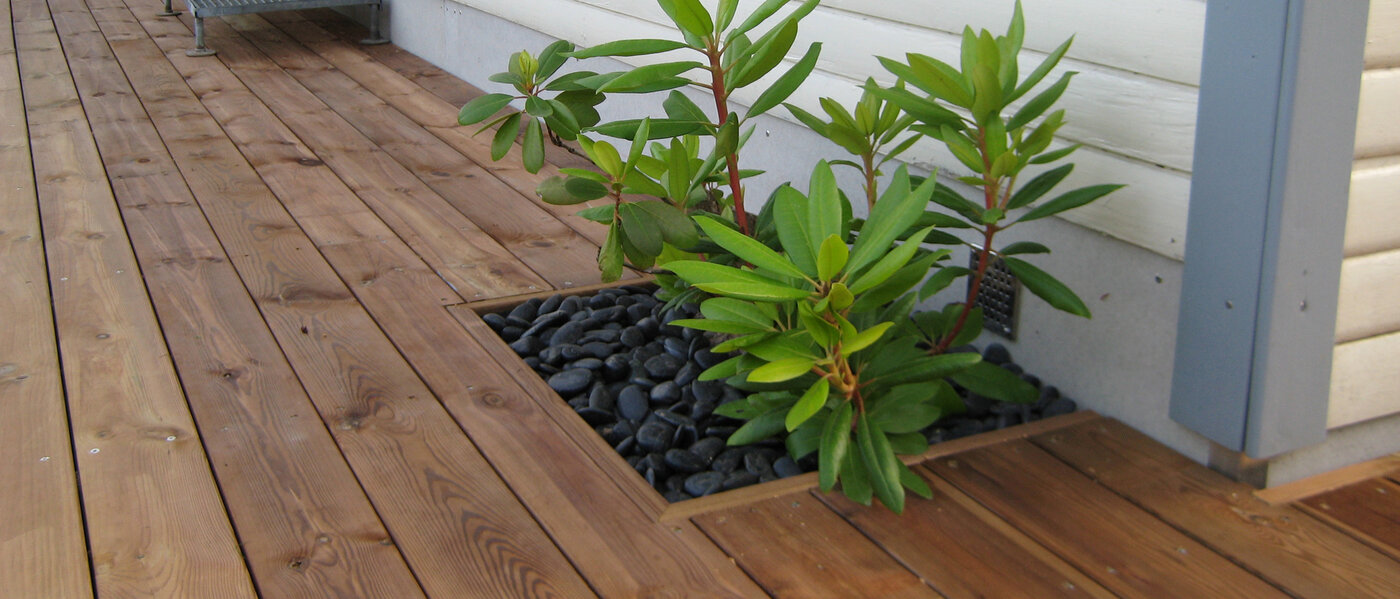 Detalje af terrassedæk med plantekasse